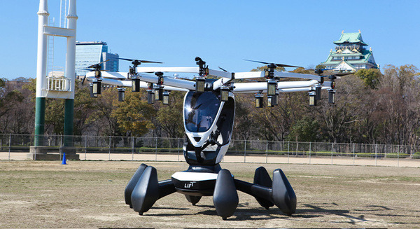 【日本初】「空飛ぶクルマ」屋外スペースで有人での実証飛行に成功　大阪で実施、GMOの熊谷代表がパイロットを務める