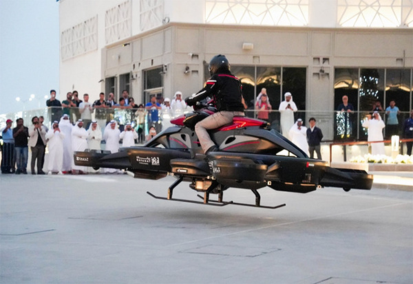 空飛ぶホバーバイク「XTURISMO」のフライトパフォーマンスをUAEアブダビで公開　国境警備や人命救助に活用