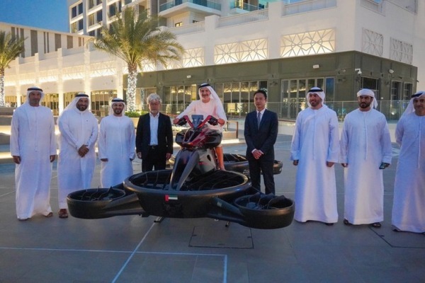 空飛ぶホバーバイク「XTURISMO」のフライトパフォーマンスをUAEアブダビで公開　国境警備や人命救助に活用
