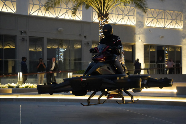 空飛ぶホバーバイク「XTURISMO」のフライトパフォーマンスをUAEアブダビで公開　国境警備や人命救助に活用