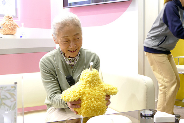 会話と抱っこで介護者負担を軽くするロボットや指圧ロボ、自動歯ブラシなど　東京ケアウィーク2023のロボット