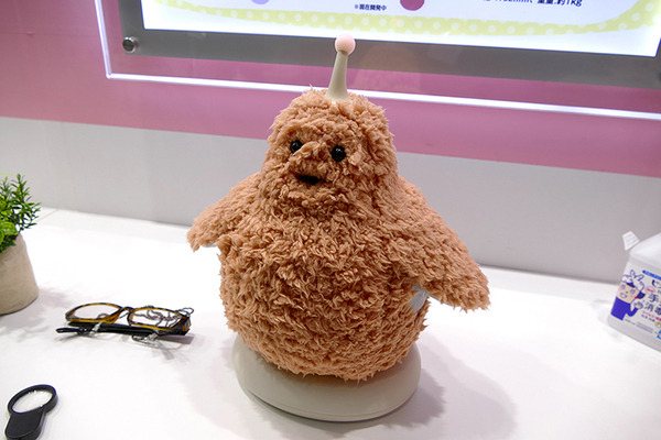 会話と抱っこで介護者負担を軽くするロボットや指圧ロボ、自動歯ブラシなど　東京ケアウィーク2023のロボット