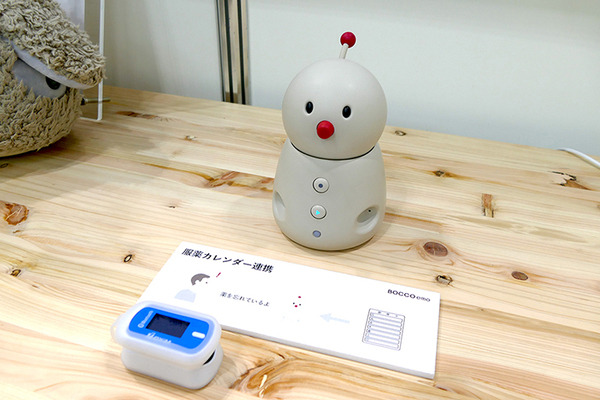 会話と抱っこで介護者負担を軽くするロボットや指圧ロボ、自動歯ブラシなど　東京ケアウィーク2023のロボット