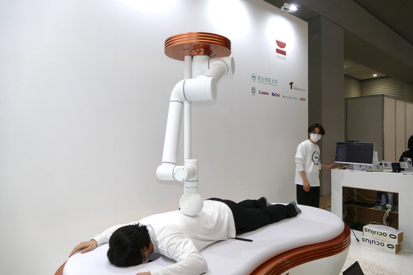 会話と抱っこで介護者負担を軽くするロボットや指圧ロボ、自動歯ブラシなど　東京ケアウィーク2023のロボット