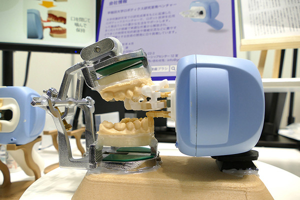 会話と抱っこで介護者負担を軽くするロボットや指圧ロボ、自動歯ブラシなど　東京ケアウィーク2023のロボット