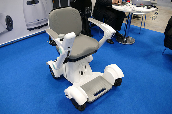 会話と抱っこで介護者負担を軽くするロボットや指圧ロボ、自動歯ブラシなど　東京ケアウィーク2023のロボット