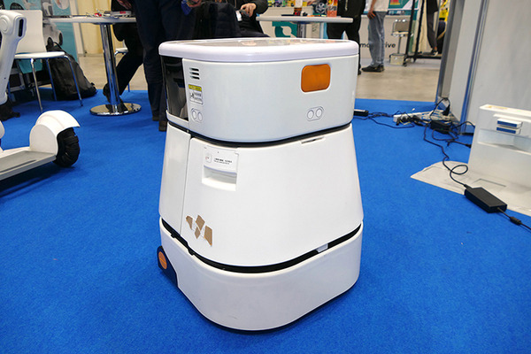 会話と抱っこで介護者負担を軽くするロボットや指圧ロボ、自動歯ブラシなど　東京ケアウィーク2023のロボット