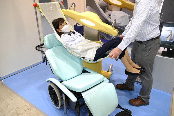 会話と抱っこで介護者負担を軽くするロボットや指圧ロボ、自動歯ブラシなど　東京ケアウィーク2023のロボット
