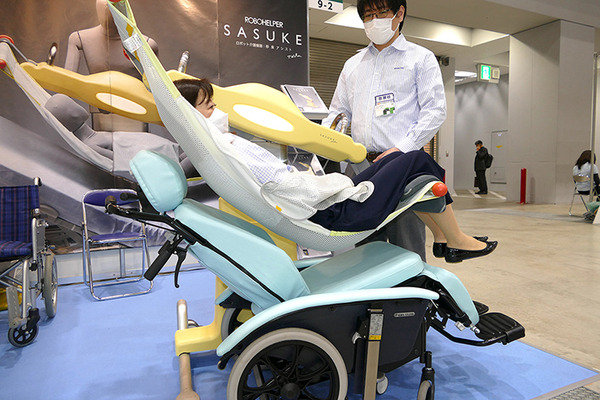 会話と抱っこで介護者負担を軽くするロボットや指圧ロボ、自動歯ブラシなど　東京ケアウィーク2023のロボット