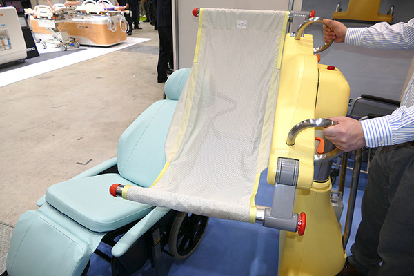 会話と抱っこで介護者負担を軽くするロボットや指圧ロボ、自動歯ブラシなど　東京ケアウィーク2023のロボット