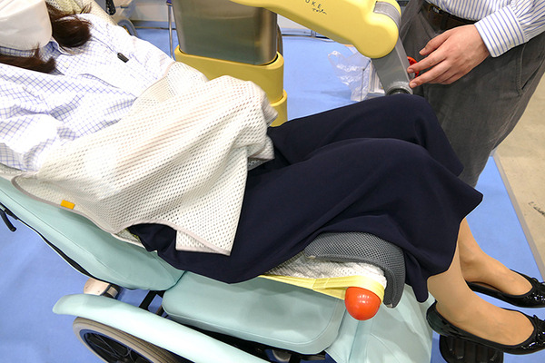 会話と抱っこで介護者負担を軽くするロボットや指圧ロボ、自動歯ブラシなど　東京ケアウィーク2023のロボット