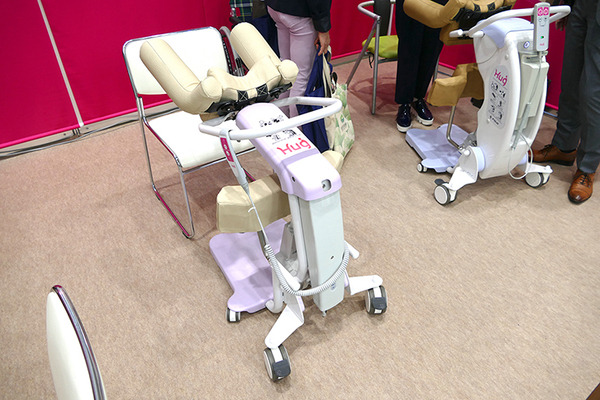 会話と抱っこで介護者負担を軽くするロボットや指圧ロボ、自動歯ブラシなど　東京ケアウィーク2023のロボット