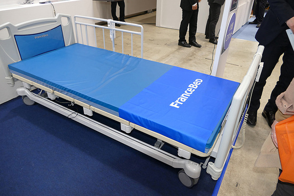 会話と抱っこで介護者負担を軽くするロボットや指圧ロボ、自動歯ブラシなど　東京ケアウィーク2023のロボット