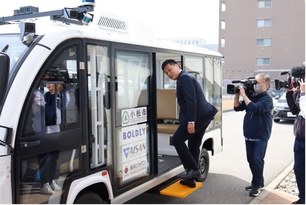 ティアフォーやBOLDLYなど小型自動運転EVバス導入の実証実験と試乗会　北陸新幹線小松駅開業を見据えた石川県小松市で