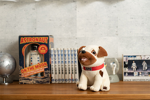 『宇宙兄弟』の愛犬パグ「アポ(APO)」が「甘噛みハムハム」になって発売！著者のアポ愛とこだわりを反映