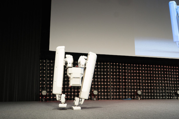 新経済サミット2016で披露されたロボット「Schaft」の動画と写真を入手しました