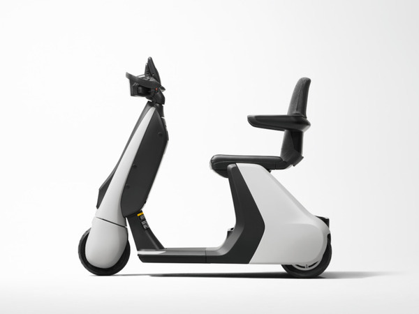 トヨタ 「歩く」をアシストするモビリティ「C+walk S」を発売　立ち乗り「C+walk T」、「C+pod」も一部改良