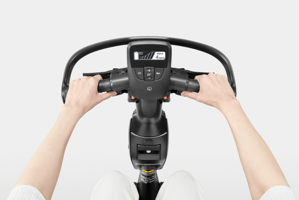 トヨタ 「歩く」をアシストするモビリティ「C+walk S」を発売　立ち乗り「C+walk T」、「C+pod」も一部改良