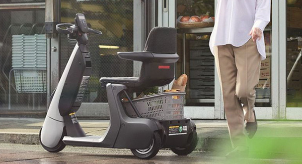 トヨタ 「歩く」をアシストするモビリティ「C+walk S」を発売　立ち乗り「C+walk T」、「C+pod」も一部改良