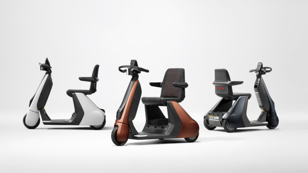 トヨタ 「歩く」をアシストするモビリティ「C+walk S」を発売　立ち乗り「C+walk T」、「C+pod」も一部改良