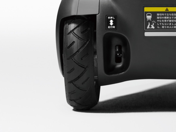 トヨタ 「歩く」をアシストするモビリティ「C+walk S」を発売　立ち乗り「C+walk T」、「C+pod」も一部改良