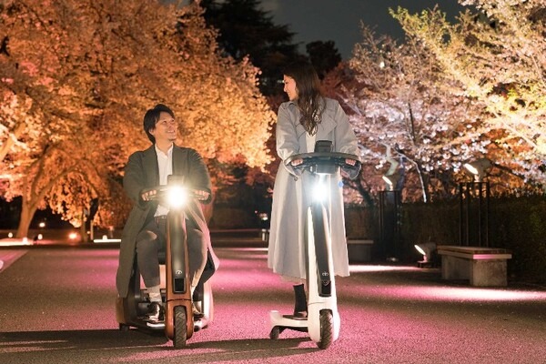 トヨタの給電車が新宿御苑の夜桜を彩る！「桜×動く電源」でお花見体験をアップデート『NAKED桜の新宿御苑2023』に協力 4/23まで