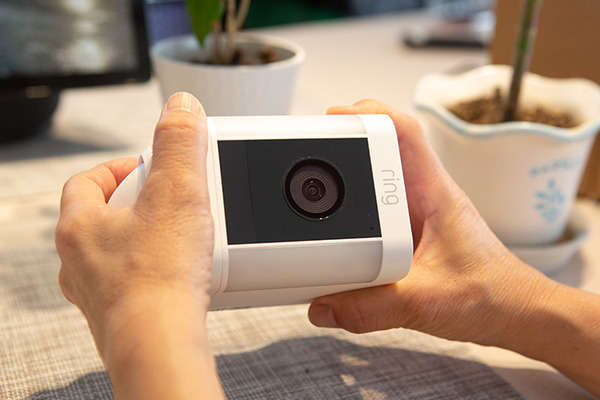 Amazon リング・ホームセキュリティカメラ「Spotlight Cam Plus」製品レビュー　バッテリーで設置が楽々、ライブ映像をスマホやEchoで確認