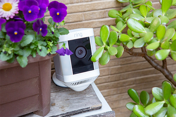Amazon リング・ホームセキュリティカメラ「Spotlight Cam Plus」製品レビュー　バッテリーで設置が楽々、ライブ映像をスマホやEchoで確認