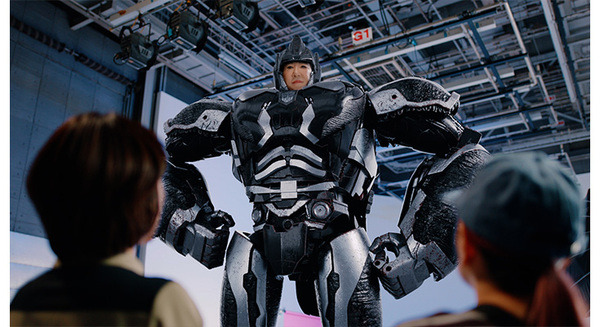 和田アキ子が「トランスフォーマー／ビースト覚醒」玩具シリーズの公式アンバサダー就任　CMで巨大ロボットに変身