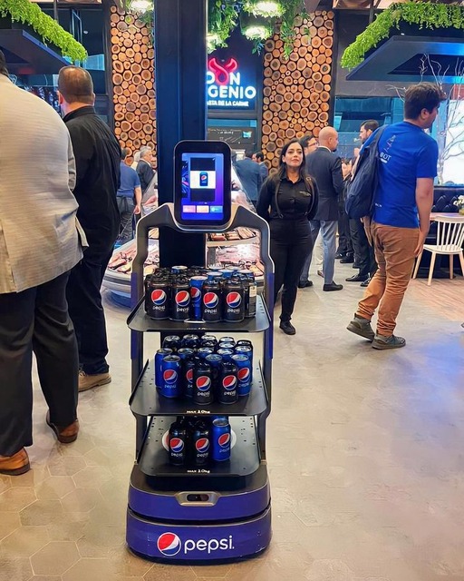 ペプシコーラがエクアドルにてイベントを開催、Orion Starの自律配送ロボット「Lucki」が活躍