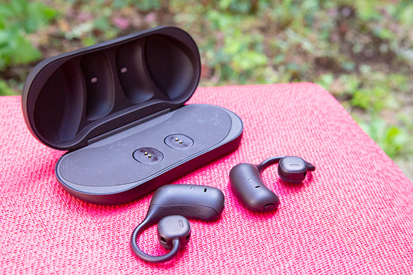 NTTの耳に差し込まないオープンイヤー型の完全ワイヤレスイヤホン「nwm MBE001」実機レビュー　本当に音漏れしない?