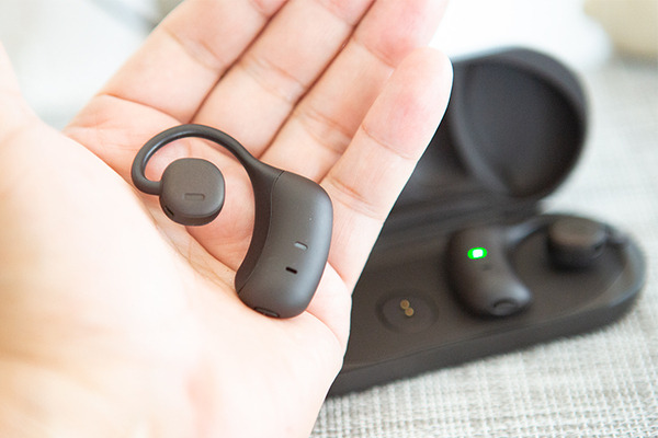 NTTの耳に差し込まないオープンイヤー型の完全ワイヤレスイヤホン「nwm MBE001」実機レビュー　本当に音漏れしない?