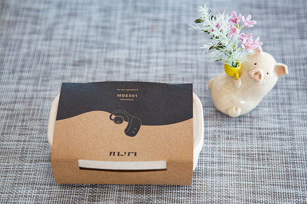 NTTの耳に差し込まないオープンイヤー型の完全ワイヤレスイヤホン「nwm MBE001」実機レビュー　本当に音漏れしない?