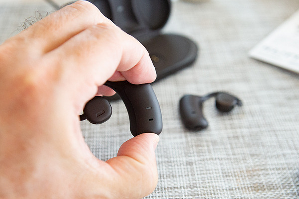 NTTの耳に差し込まないオープンイヤー型の完全ワイヤレスイヤホン「nwm MBE001」実機レビュー　本当に音漏れしない?