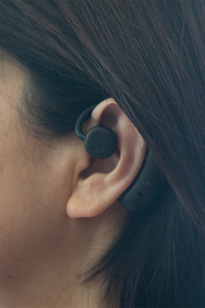 NTTの耳に差し込まないオープンイヤー型の完全ワイヤレスイヤホン「nwm MBE001」実機レビュー　本当に音漏れしない?