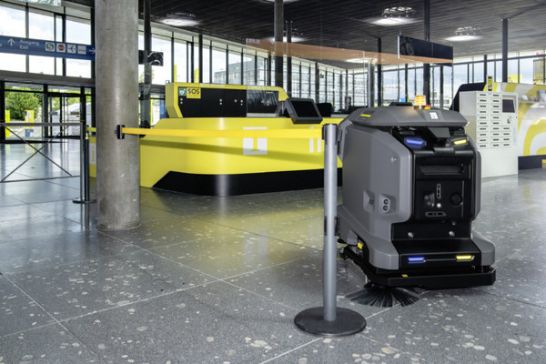 清掃機器のケルヒャーが床洗浄ロボット「KIRA B 50」を発売