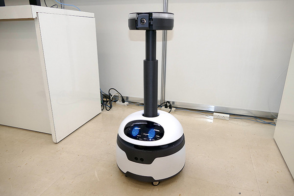 PLEN Roboticsとugo、寿司ロボのスズモフェアでコラボ　飲食店での受付・配席を自動化