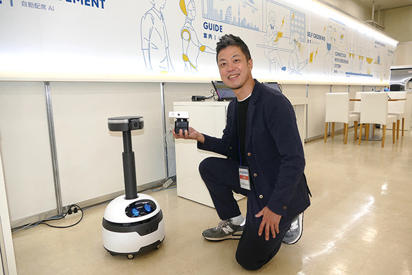 PLEN Roboticsとugo、寿司ロボのスズモフェアでコラボ　飲食店での受付・配席を自動化