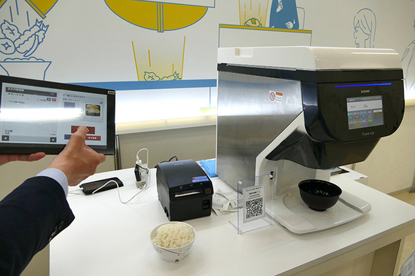 PLEN Roboticsとugo、寿司ロボのスズモフェアでコラボ　飲食店での受付・配席を自動化