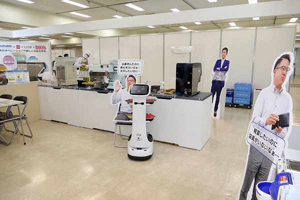 PLEN Roboticsとugo、寿司ロボのスズモフェアでコラボ　飲食店での受付・配席を自動化
