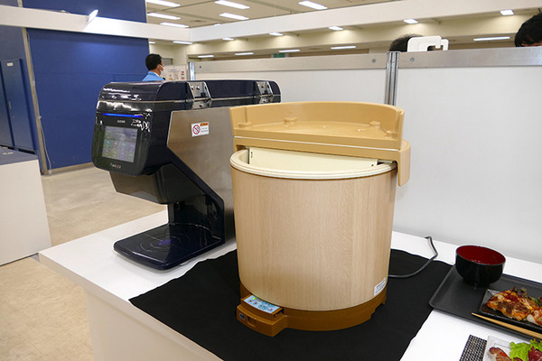 PLEN Roboticsとugo、寿司ロボのスズモフェアでコラボ　飲食店での受付・配席を自動化