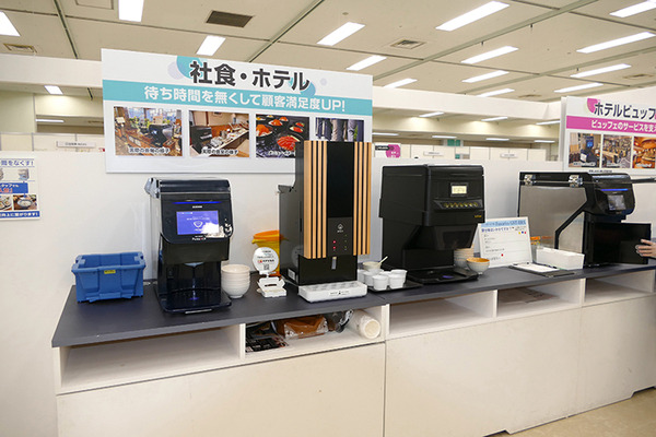 PLEN Roboticsとugo、寿司ロボのスズモフェアでコラボ　飲食店での受付・配席を自動化