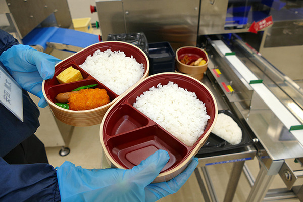 PLEN Roboticsとugo、寿司ロボのスズモフェアでコラボ　飲食店での受付・配席を自動化