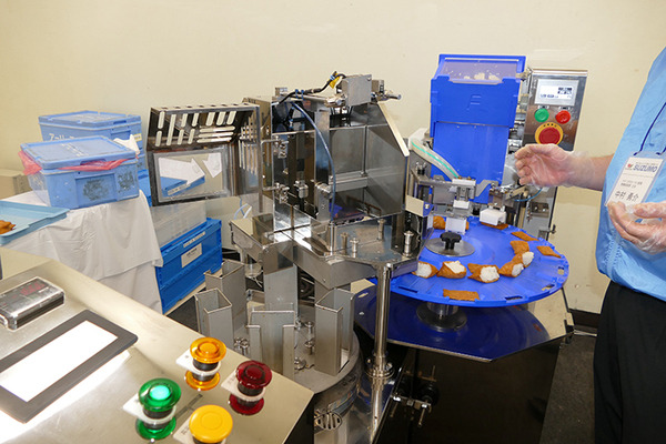 PLEN Roboticsとugo、寿司ロボのスズモフェアでコラボ　飲食店での受付・配席を自動化