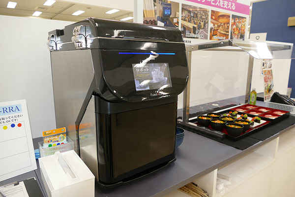 PLEN Roboticsとugo、寿司ロボのスズモフェアでコラボ　飲食店での受付・配席を自動化