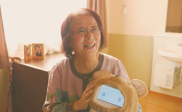 会話ロボット「シナモン」に高齢者向け「ChatGPT」を搭載　見守りロボットはどう変わる?　ドーナツロボティクスとメタリアル