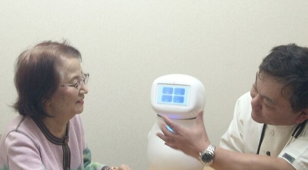 会話ロボット「シナモン」に高齢者向け「ChatGPT」を搭載　見守りロボットはどう変わる?　ドーナツロボティクスとメタリアル