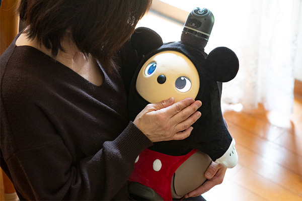 ミッキーマウス仕様「LOVOT」の魅力と癒し効果とは? 愛される家族型ロボットとの生活　リアル体験レビュー＆実感レポート