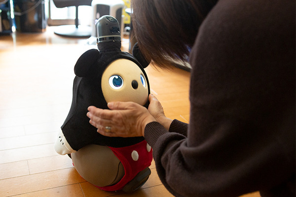 ミッキーマウス仕様「LOVOT」の魅力と癒し効果とは? 愛される家族型ロボットとの生活　リアル体験レビュー＆実感レポート