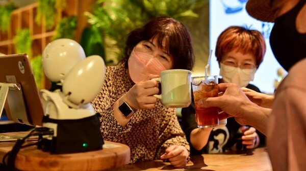 慶應大/名工大/オリィ研が新たなサイバネティック・アバター「分身ロボットカフェ」実証実験 拡張アバター接客や遠隔共創トッピングなど